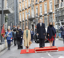 Sus Majestades los Reyes a su llegada al Congreso reciben honores militares