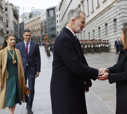 Su Majestad el Rey recibe el saludo de la presidenta del Congreso de los Diputados, Francina Armengol