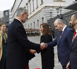 Su Majestad el Rey recibe el saludo del presidente del Senado, Pedro Rollán