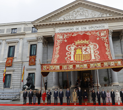 Sus Majestades los Reyes acompañados por la Princesa de Asturias, junto a las autoridades asistentes al acto solemne