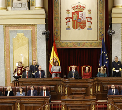 Sus Majestades los Reyes acompañados por la Princesa de Asturias durante la intervención de la presidenta del Congreso