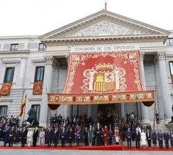 Sus Masjestades los Reyes acompañados por la Princesa de Asturias a su salida del Congreso momentos antes del desfile militar