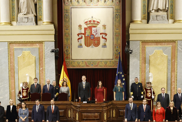 Sus Majestades los Reyes acompañados por la Princesa de Asturias durante la interpretación del Himno Nacional