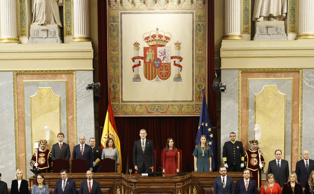 Sus Majestades los Reyes acompañados por la Princesa de Asturias durante la interpretación del Himno Nacional