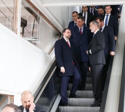 Don Felipe acompañado por las autoridades accede al andén del AVE