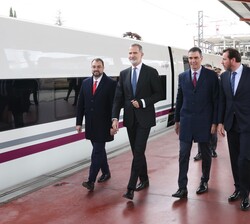 El Rey en el andén del AVE se dirige a la puerta de embarque en el tren