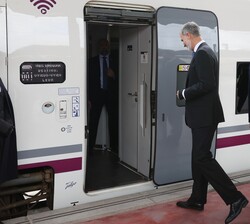 Don Felipe accede al ten para dar comienzo al viaje inaugural de la Alta Velocidad a Asturias, entre las estaciones de Madrid Chamartín-Clara Campoamo