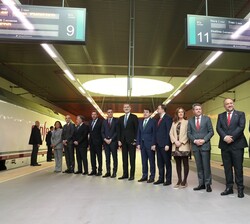 El Rey a su llegada a León junto a las autoridades