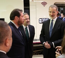 Don Felipe conversa con las autoridades en la estación de León