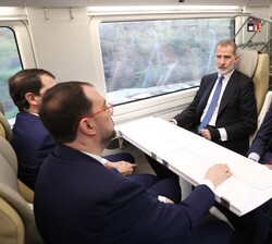 Su Majestad el Rey junto al presidente del Gobierno, el presidente del Principado de Asturias y el presidente de la Junta de Castilla y León, durante 