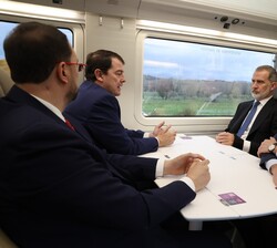 Conversación de Don Felipe durante el trayecto en el AVE