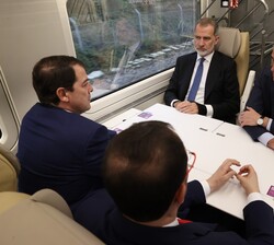 Don Felipe junto al presidente del Gobierno, el presidente del Principado de Asturias y el presidente de la Junta de Castilla y León, durante el traye