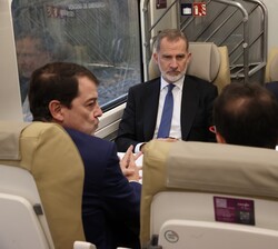 Don Felipe durante el viaje inaugural de la Alta Velocidad a Asturias