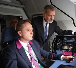 Don Felipe en la cabina con el maquinista durante el trayecto