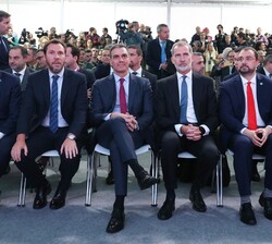 Don Felipe en la carpa de presentación de la Alta Velocidad a Asturias