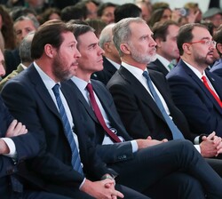 El Rey durante la presentación de la Alta Velocidad a Asturias explicativo del proyecto técnico y de la ejecución de la obra