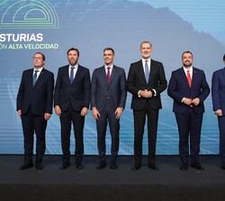 EL Rey junto al Presidente del Gobierno; el Ministro de Transportes y Movilidad Sostenible; el Presidente de la Junta de Castilla y León; el President