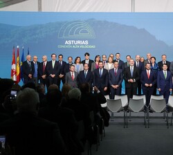 Fotografía de grupo sobre el escenario