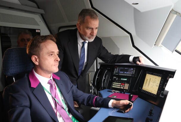 Don Felipe en la cabina con el maquinista durante el trayecto