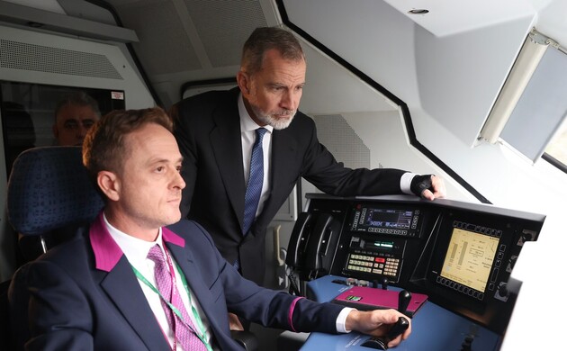 Don Felipe en la cabina con el maquinista durante el trayecto