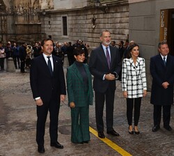 Los Reyes con las autoridades