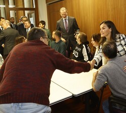 Don Felipe y Doña Letizia visitan el taller de “Comunidad de vecinos” en la sala morada