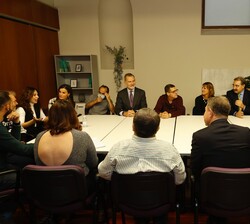 Don Felipe y Doña Letizia durante el desarrollo del taller de “Comunidad de vecinos”