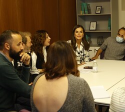 Don Felipe y Doña Letizia conversan con los residentes