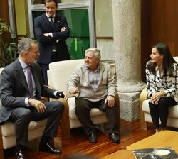 Don Felipe y Doña Letizia pudieron conversar con residentes