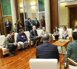 Don Felipe y Doña Letizia con los residentes de la Residencia Comunitaria “Hospital del Rey”