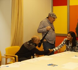 Un momento de los Reyes con los residentes durante la visita
