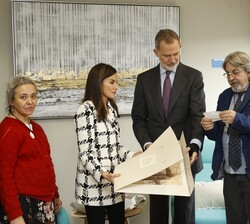 Los Reyes reciben un Óleo de la puerta de entrada del Hospitalito del Rey, del pintor don José Antonio García Villarubia, en recuerdo de la visita