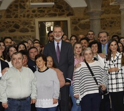 Don Felipe y Doña Letizia con los residentes de la Residencia Comunitaria “Hospital del Rey”