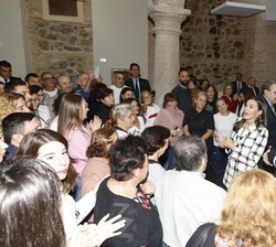 Don Felipe y Doña Letizia conversan con los residentes