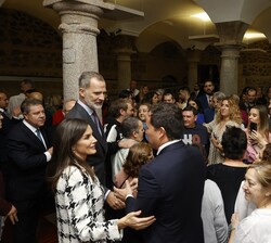 Don Felipe y Doña Letizia durante el encuentro con los residentes