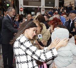 Doña Letizia comparte un momento con los vecinos