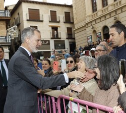 Don Felipe con los vecinos de Toledo