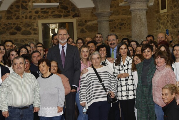 Don Felipe y Doña Letizia con los residentes de la Residencia Comunitaria “Hospital del Rey”