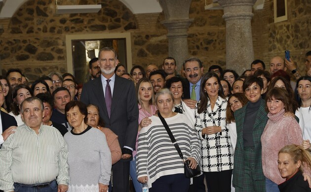 Don Felipe y Doña Letizia con los residentes de la Residencia Comunitaria “Hospital del Rey”