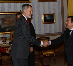 Sus Majestades los Reyes recibidos por el ministro de Asuntos Exteriores, Unión Europea y Cooperación, José Manuel Albares