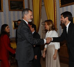 Sus Majestades los Reyes recibidos por el ministro de Cultura, Ernest Urtasun