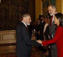 Su Majestad la Reina felicita al ganador del Premio Ñ 2023 del Instituto Cervantes, Dieter Ingenschay