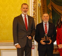 Sus Majestades los Reyes con el ganador del Premio Ñ 2023 del Instituto Cervantes, Dieter Ingenschay