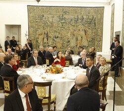 Vista general de la Sala de Alabarderos durante las palabras del Rey en el tradicional almuerzo a los patronos del Instituto Cervantes, el Cuerpo Dipl