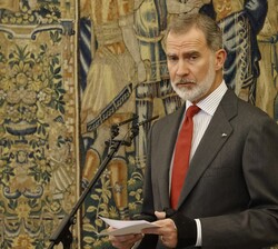 Su Majestad el Rey durante sus palabras en el tradicional almuerzo a los patronos del Instituto Cervantes, el Cuerpo Diplomático hispanoamericano acre