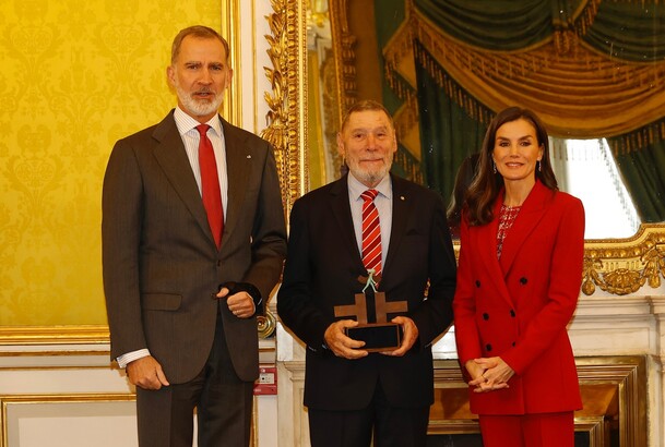 Sus Majestades los Reyes con el ganador del Premio Ñ 2023 del Instituto Cervantes, Dieter Ingenschay