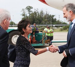 Su Majestad el Rey es recibido a su llegada al Aeropuerto Internacional de Ezeiza por la embajadora de España en la República Argentina,  María Jesús 