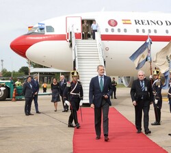 Don Felipe, a su llegada al Aeropuerto Internacional de Ezeiza, pasa revista a un Cordón de Honor