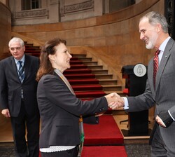 Su Majestad el Rey recibe el saludo de la Sra. Diana Mondino, ministra de Relaciones Exteriores; pendiente de nombramiento, a su llegada al Palacio Sa
