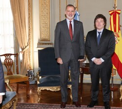 Su Majestad el Rey, acompañado de Su Excelencia Javier Gerardo Milei, Presidente electo de la Nación Argentina